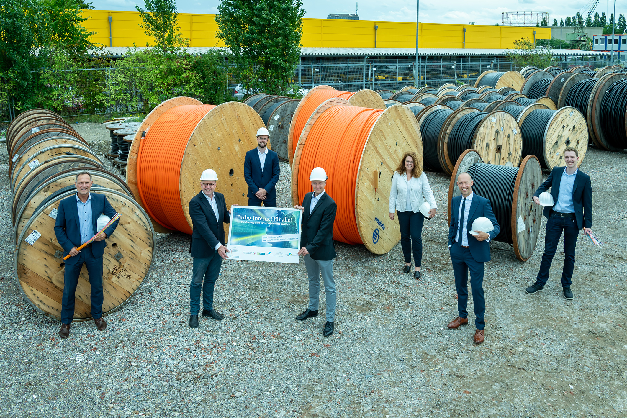  (v.l.): Detlev Kracht (Geschäftsführer Stadtnetze Münster), Oberbürgermeister Markus Lewe, Maximilian Steinborn (Projektträger Atene KOM), Christian Tebel (städtischer Breitbandkoordinator), Britta Scheffs (Ministerium für Wirtschaft, Innovation, Digitalisierung und Energie), Stadtwerke-Geschäftsführer Sebastian Jurczyk und David Micheel (Geschäftsstelle Gigabit.NRW bei der Bezirksregierung Münster).