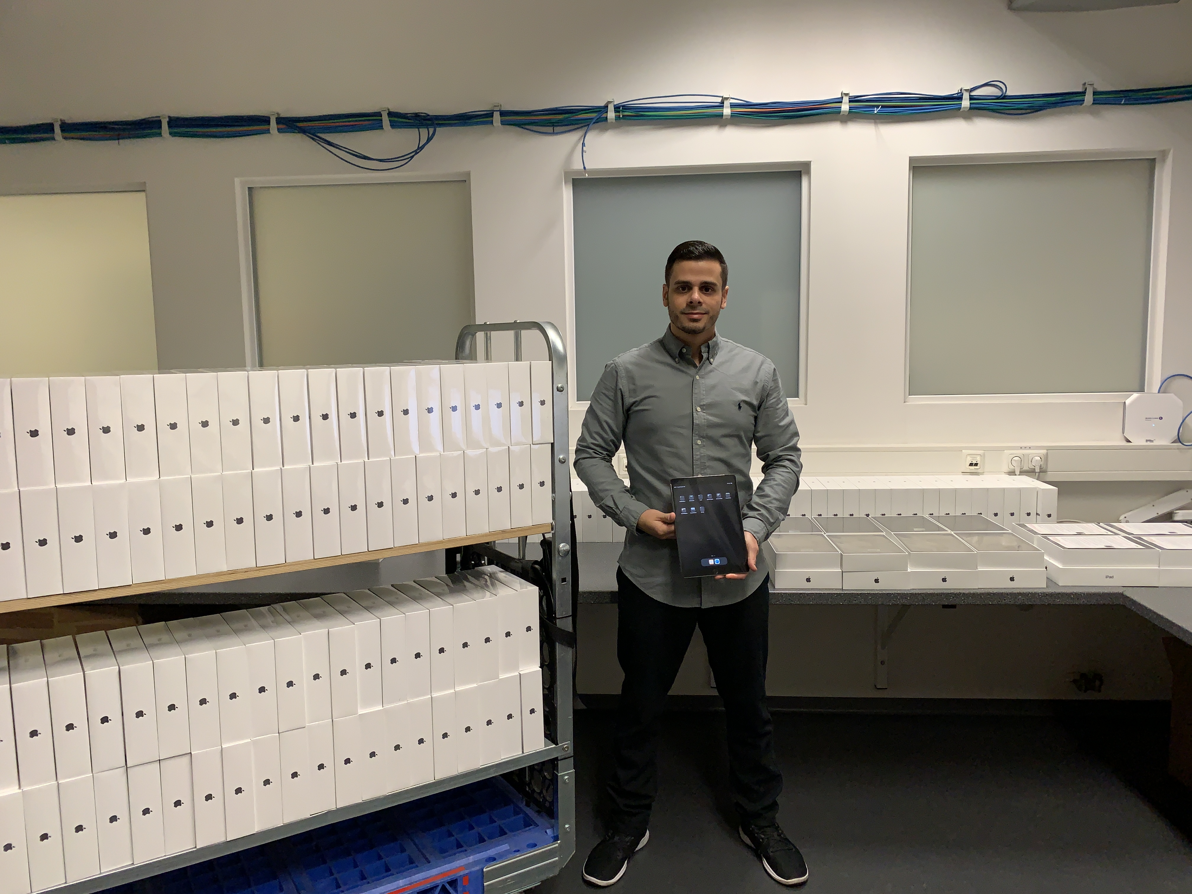 Tablets, Tablets,Tablets. Cherif Moursi vom Team „citeq@school“ freut sich über die große Zahl Tablets, die er mit seinen Kolleginnen und Kollegen schon in die Schulen gebracht hat. Bis zum Sommer sollen es noch viel mehr werden.